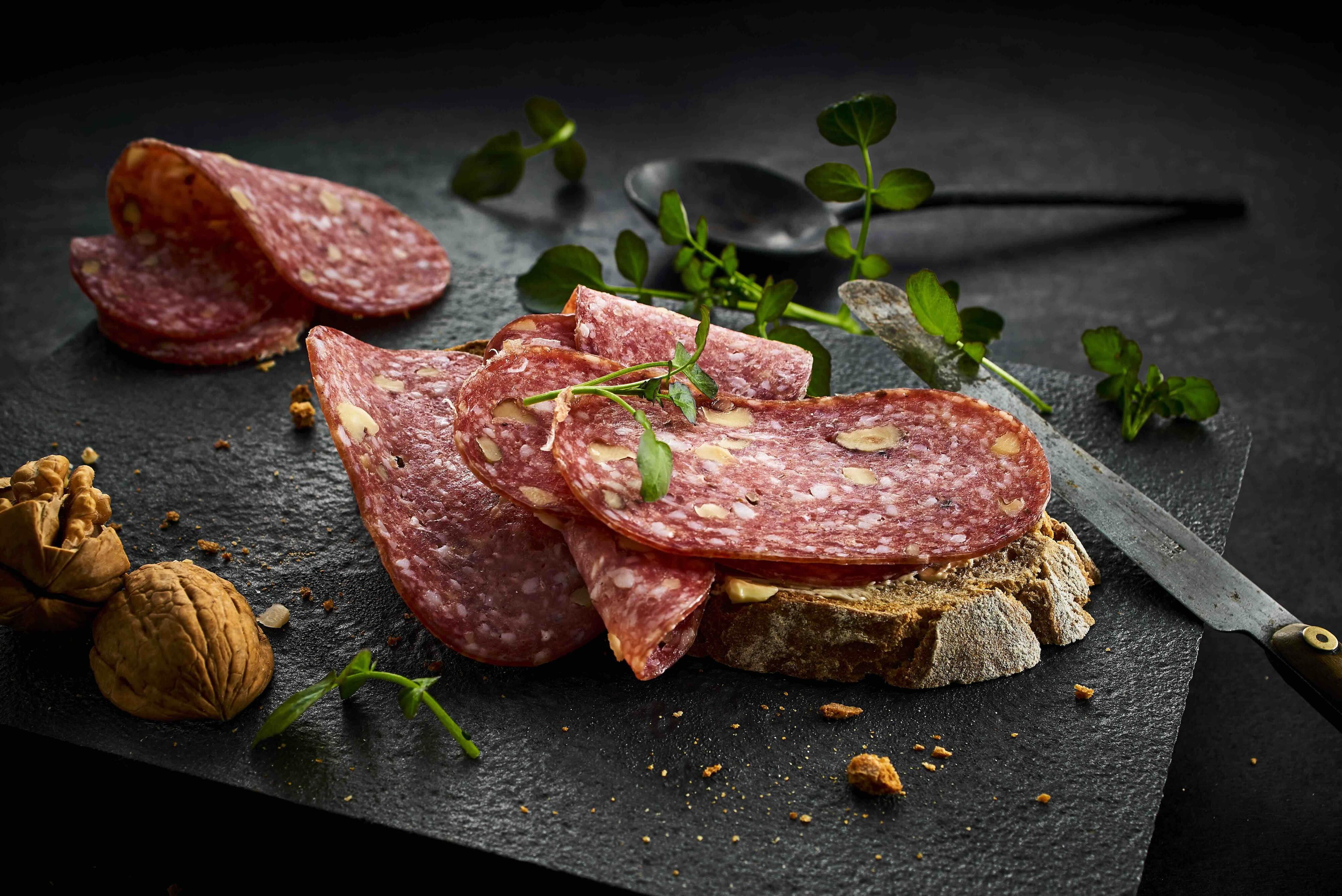 still-salami-dunkel-059_300dpi_6263x4181px_9_nr-20018